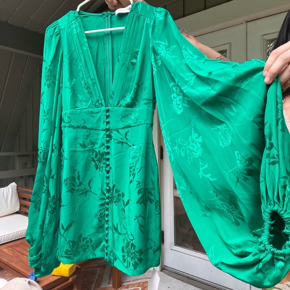 Rat & Boa Isabella Green V Neck Puff Sleeve Mini Dress - Picture 2 of 4